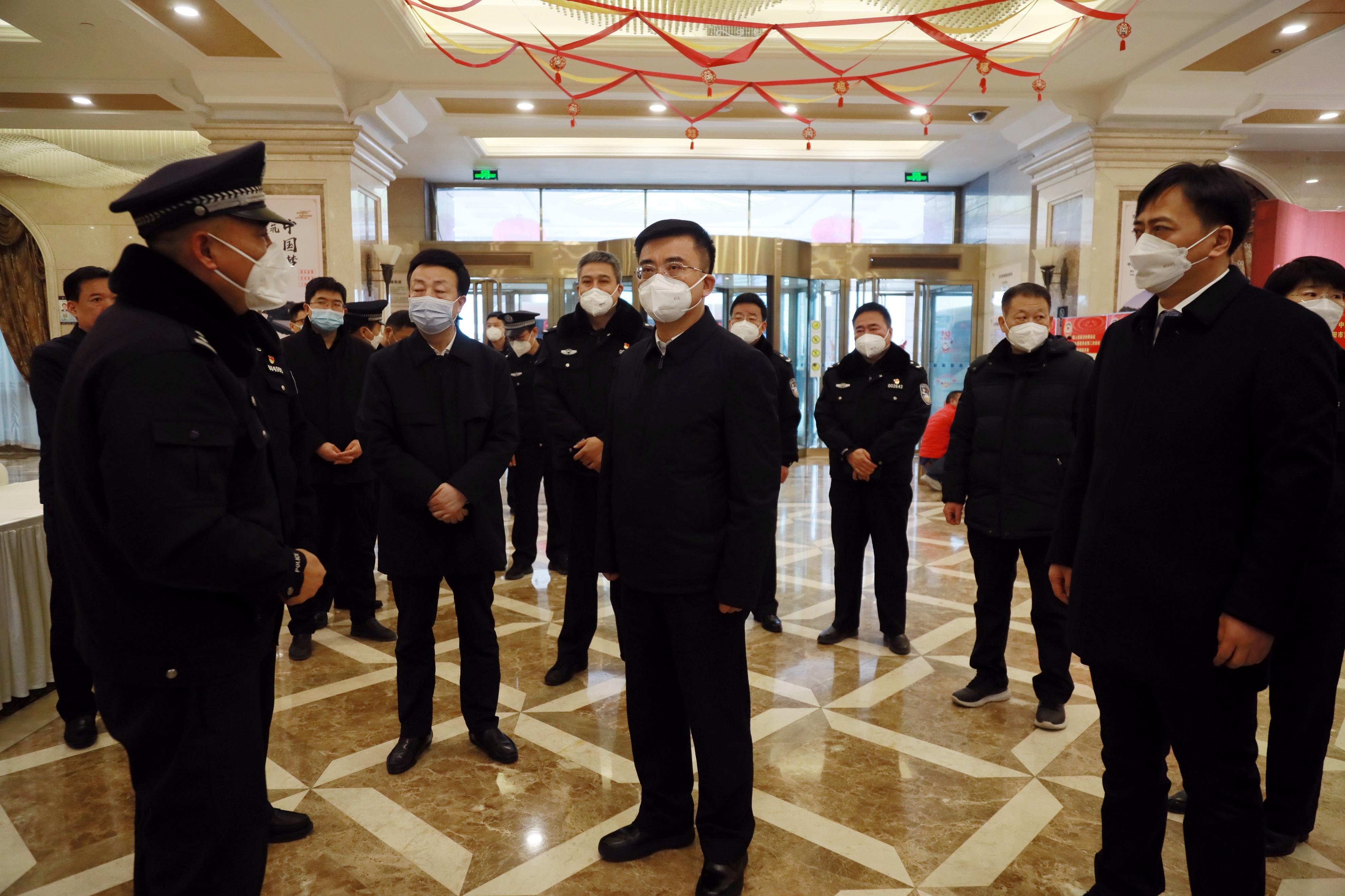 鐘偉督導檢查市“兩會”安保工作